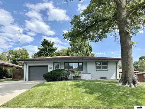1820 Brookhaven Dr, Lincoln, NE 68506