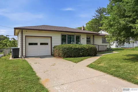 6015 Oak St, Omaha, NE 68106