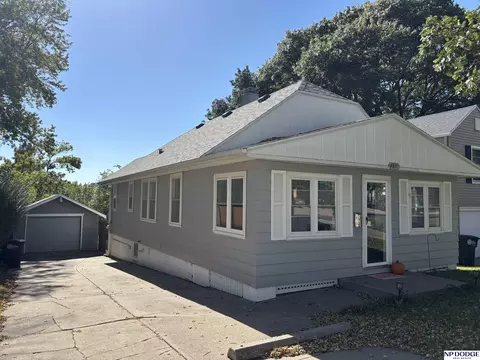 4831 Pine St, Omaha, NE 68106