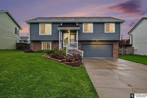 610 Rosewood Ave, Papillion, NE 68133