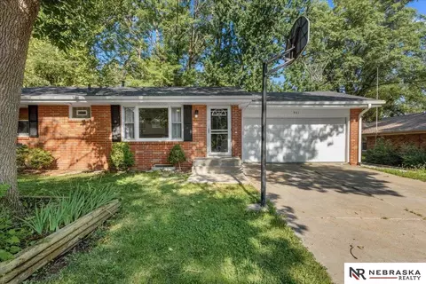 931 Rosewood Dr, Lincoln, NE 68510