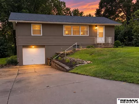 8809 Nicholas St, Omaha, NE 68114