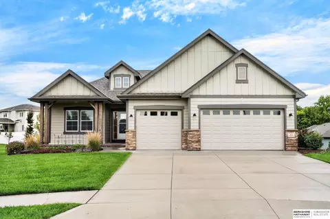 15 Butternut Cir, Council Bluffs, IA 51503