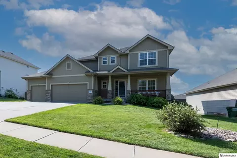 10605 Hillcrest Dr, La Vista, NE 68128