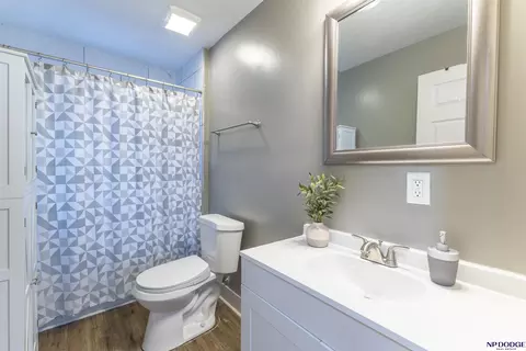 Bath - 3341 Meredith Ave, Omaha, NE 68111 photo 1 of 2