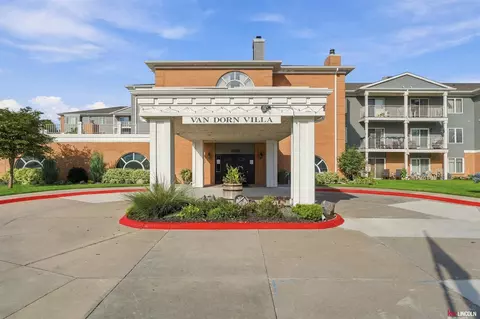 3001 51 Street Ct #423, Lincoln, NE 68506