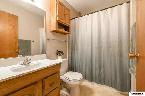 Bath - 1610 N 18th St, Beatrice, NE 68310 photo 1 of 2