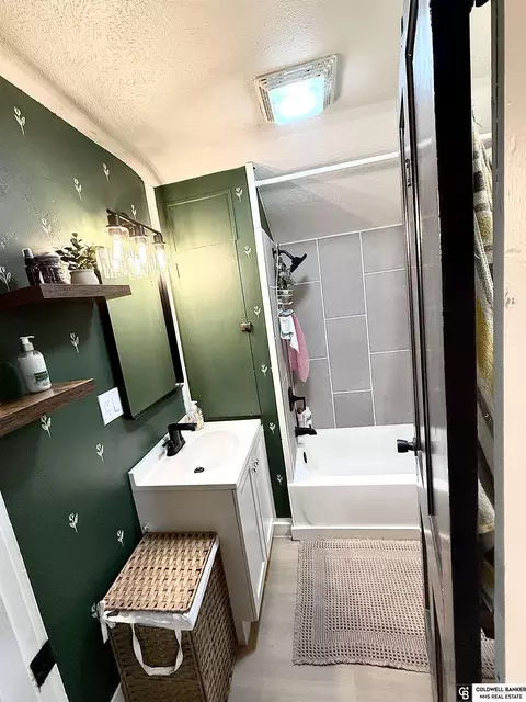 Bath - 1423 High St, Beatrice, NE 68310 photo 1 of 2