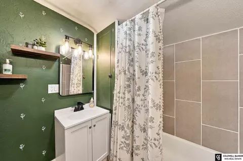 Bath - 1423 High St, Beatrice, NE 68310 photo 1 of 1