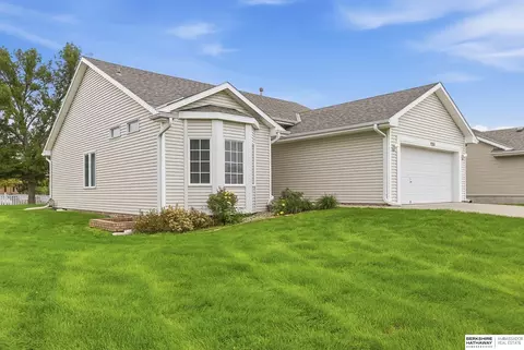 9203 Hillcrest Dr, La Vista, NE 68128