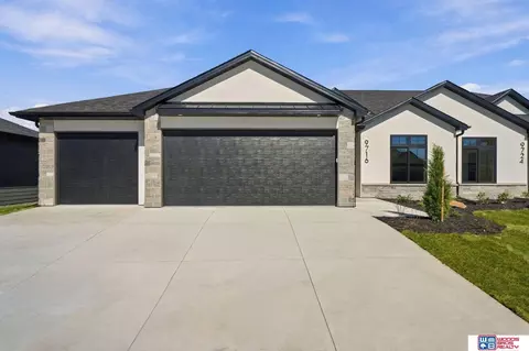 9716 Hillcrest Trl, Lincoln, NE 68520