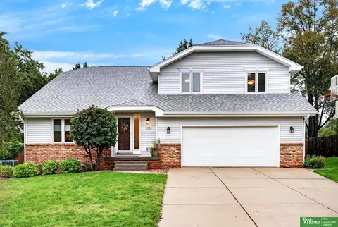 606 Woodbine Dr, Papillion, NE 68046