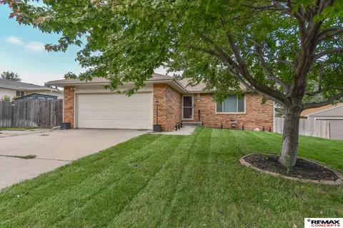 5214 English Dr, Lincoln, NE 68516