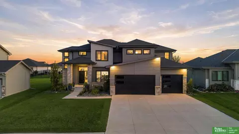 20817 Hartman Ave, Elkhorn, NE 68022