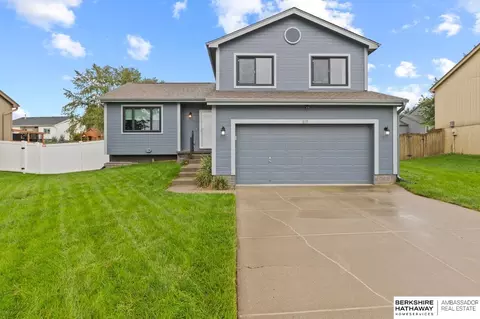 815 Clearwater Dr, Papillion, NE 68046