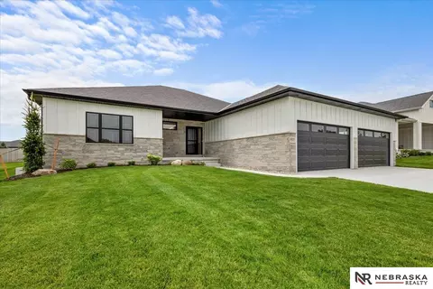 8825 Ranch Gate Rd, Lincoln, NE 68520