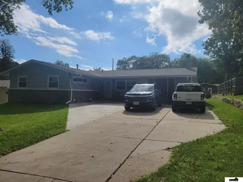 623 Lyncrest Dr, Lincoln, NE 68510
