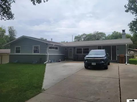 623 Lyncrest Dr, Lincoln, NE 68510