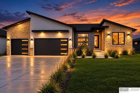 3520 Tree Line Dr, Lincoln, NE 68516