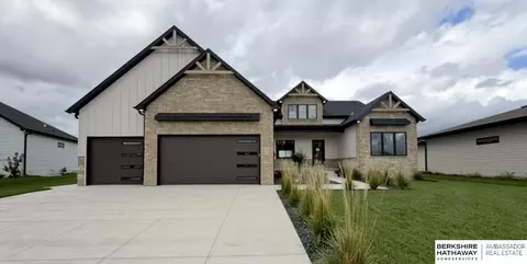 3620 Tree Line Dr, Lincoln, NE 68516