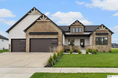 3620 Tree Line Dr, Lincoln, NE 68516