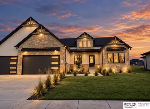 3620 Tree Line Dr, Lincoln, NE 68516