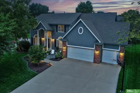 17618 Washington Cir, Omaha, NE 68135