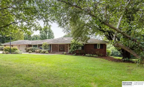 9353 Harney St, Omaha, NE 68114