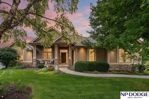 4903 Shoreline Cir, Papillion, NE 68133