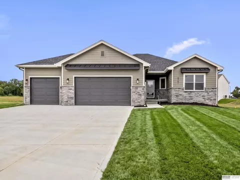 6201 N 207th St, Elkhorn, NE 68022