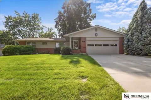 431 Lakewood Dr, Lincoln, NE 68510
