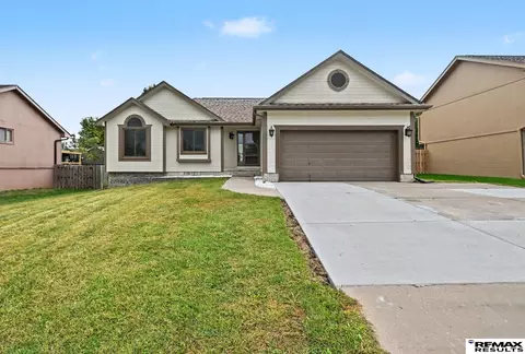 705 Eagle View Dr, Papillion, NE 68133
