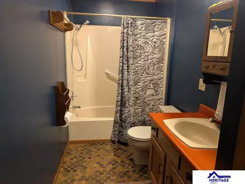Bath - 655 E 8th St, York, NE 68467 photo 4 of 4