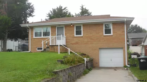 7401 Schuyler Dr, Omaha, NE 68114