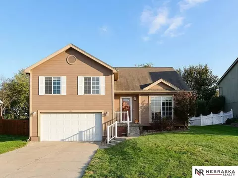 815 Edgewater Cir, Papillion, NE 68046