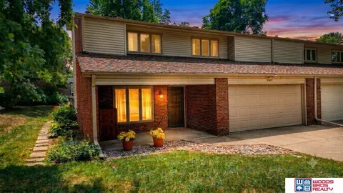 5907 Oakridge Dr, Lincoln, NE 68516