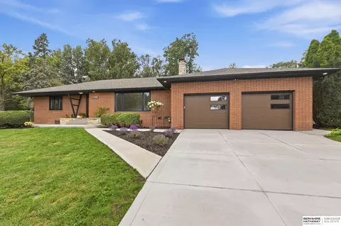 320 N 93rd St, Omaha, NE 68114
