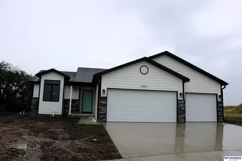 4910 Alma Pl, Lincoln, NE 68514