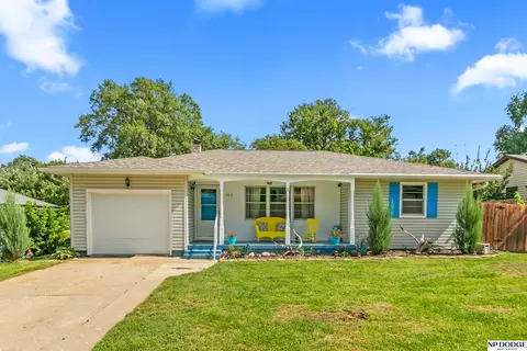 913 S Harrison St, Papillion, NE 68046