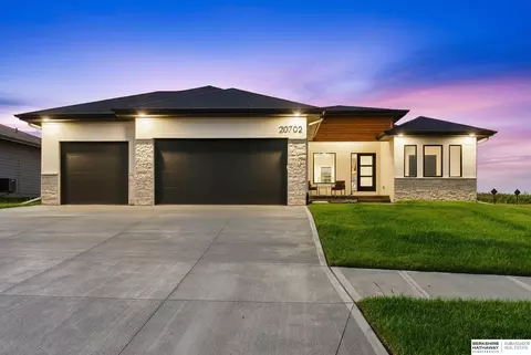 20702 Vernon Ave, Elkhorn, NE 68022
