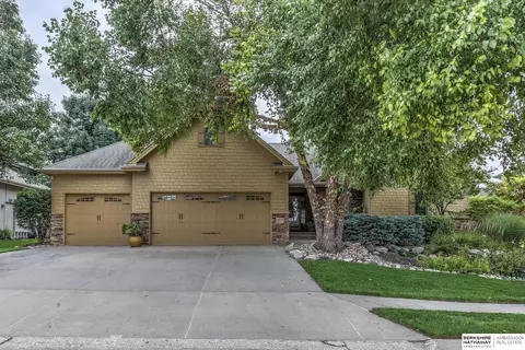 19607 Mayberry St, Elkhorn, NE 68022