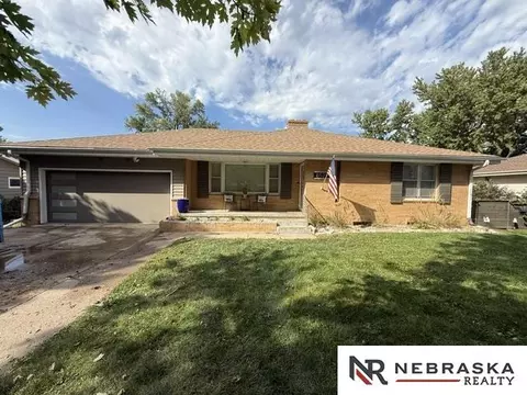 8528 Meredith Ave, Omaha, NE 68134