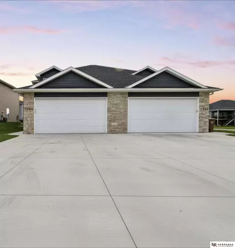 1740 NW 52nd St, Lincoln, NE 68528