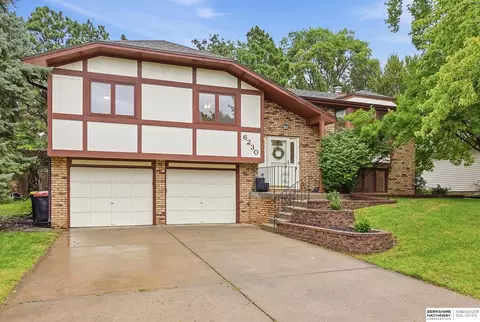6230 Deerwood Dr, Lincoln, NE 68516