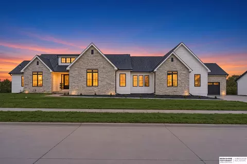 22106 Hackberry Cir, Gretna, NE 68028