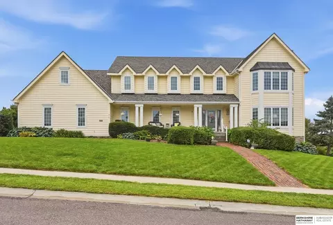909 Bailey Dr, Papillion, NE 68046