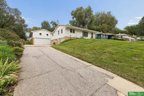 8614 Pinkney St, Omaha, NE 68134