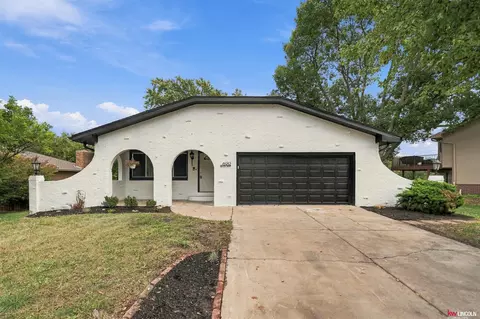 6932 Antler Dr, Lincoln, NE 68516