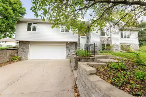 340 Pinewood Dr, Nebraska City, NE 68410