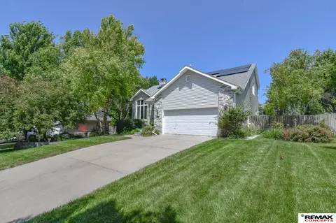 7432 Grand Oaks Dr, Lincoln, NE 68516